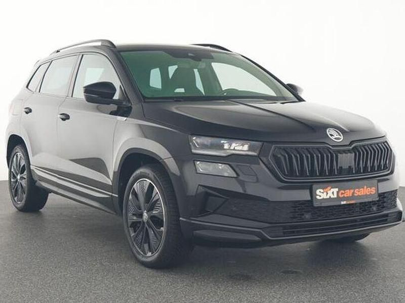 Schwarz Gebraucht 2023 Skoda Karoq SportLine SUV | 27.990 € (Etwas zu teuer) - Bild 1/4