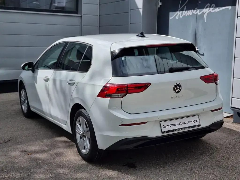Gebraucht VW Golf VIII Life 131 PS (96 kW) 2024 Weiß Limousine