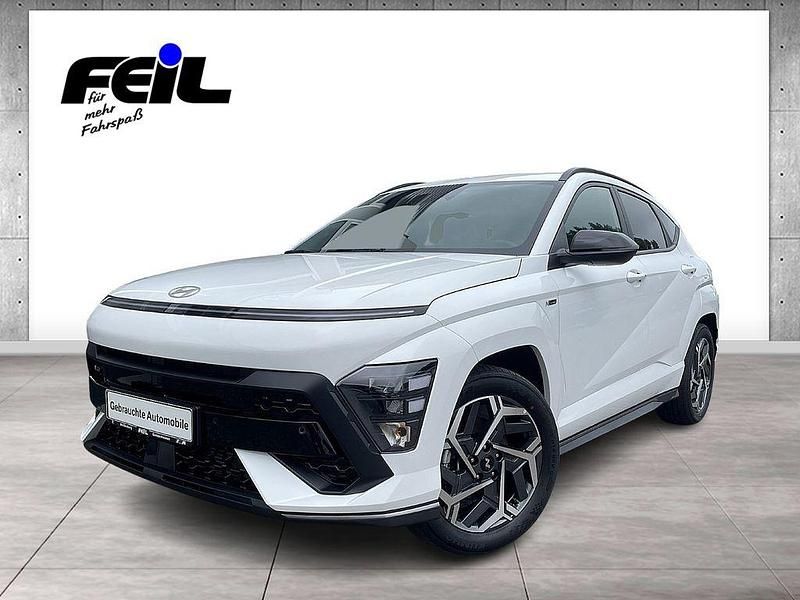 Atlas white / sol Neu 2025 Hyundai Kona N Line SUV | 24.910 € (Fairer Preis) - Bild 1/4