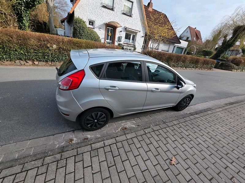 Gebraucht Ford Fiesta 95 PS (69 kW) 2014 Silber Kleinwagen