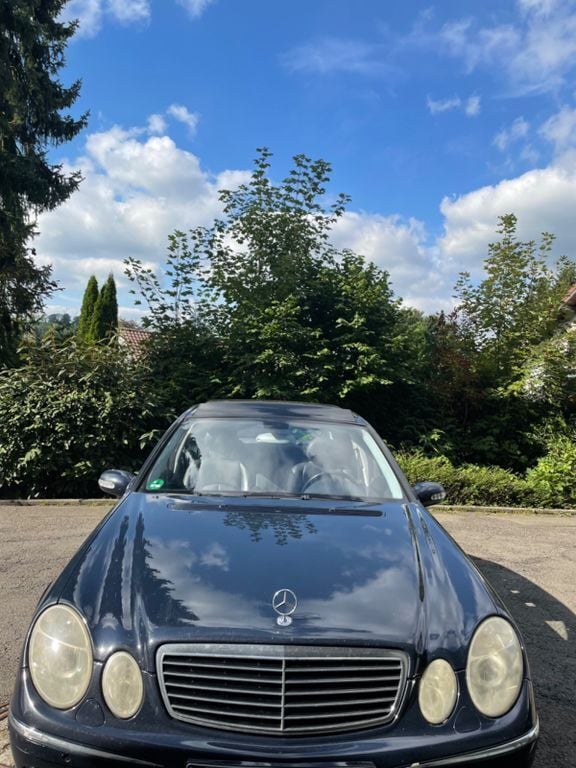Blau Gebraucht 2003 Mercedes E320 Avantgarde Limousine | 2.950 € (Superpreis) - Bild 1/4