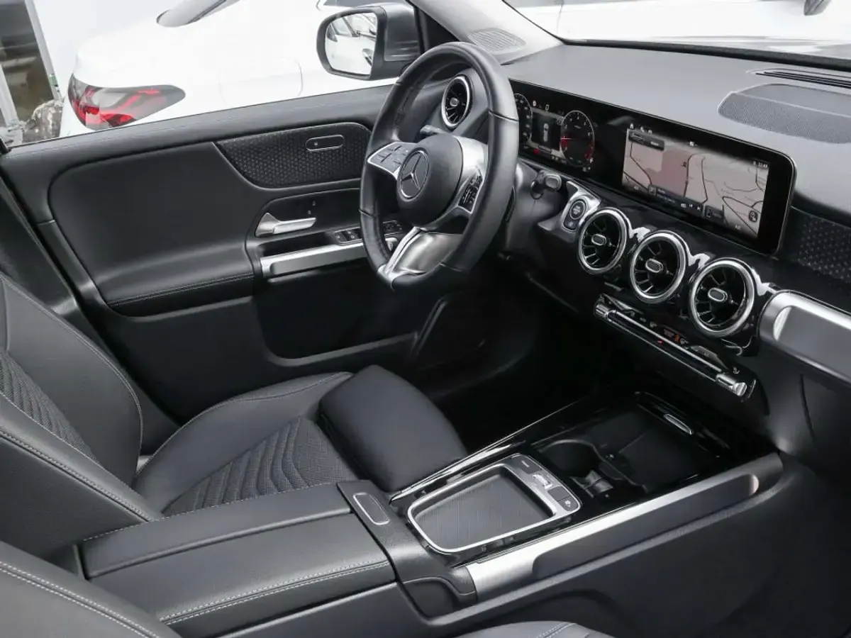 Gebraucht Mercedes GLB180 Progressive 136 PS (100 kW) 2025 Grau metalliclack mountaingra SUV