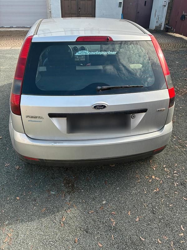 Gebraucht Ford Fiesta 67 PS (49 kW) 2004 Silber Kleinwagen