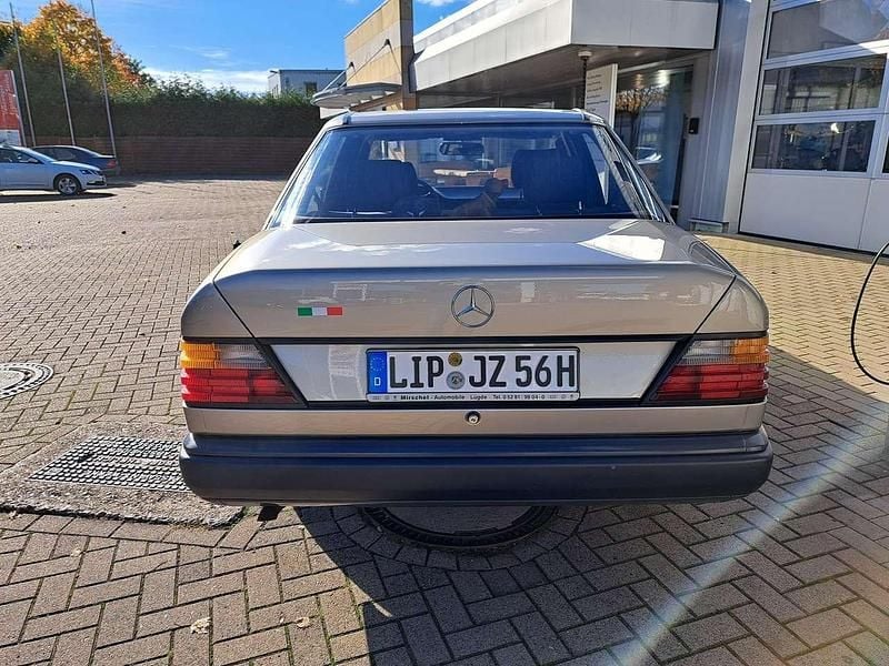 Gebraucht Mercedes E230 132 PS (97 kW) 1986 Bronze Limousine