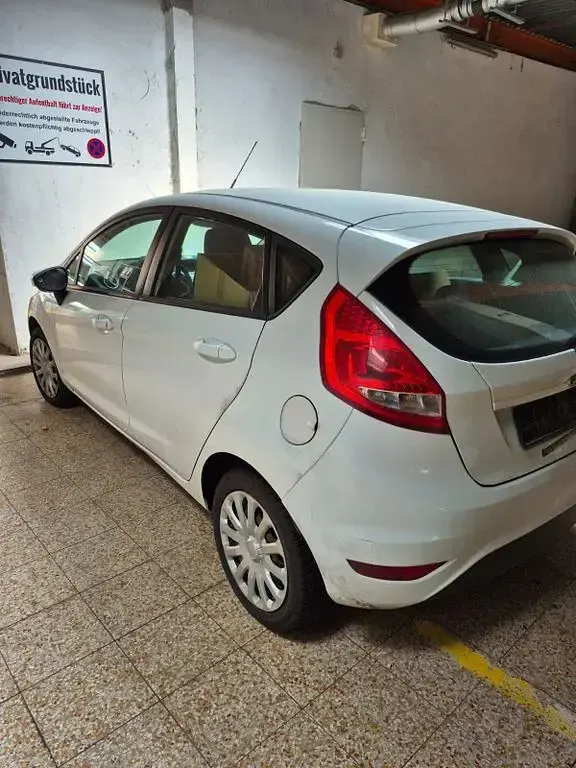 Gebraucht Ford Fiesta Trend 82 PS (60 kW) 2012 Weiß Limousine
