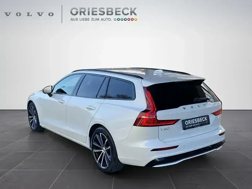 Używany Volvo V60 Plus 455 KM (334 kW) 2023 Biały Kombi