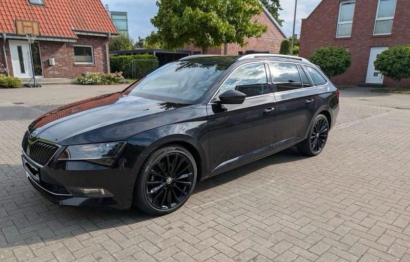 Schwarz Gebraucht 2019 Skoda Superb Kombi | 17.800 € (Superpreis) - Bild 1/4