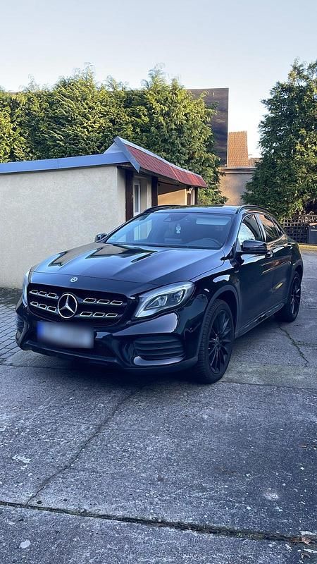 Gebraucht Mercedes GLA180 AMG line 122 PS (89 kW) 2020 Schwarz SUV