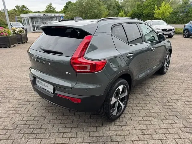 Neu Volvo XC40 Plus 197 PS (144 kW) 2026 Grün SUV