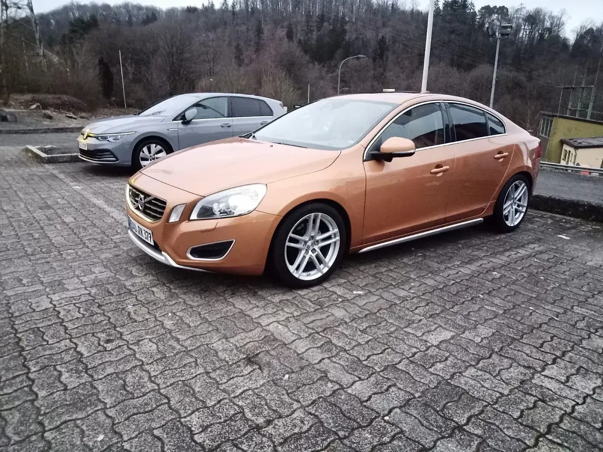 Gebraucht Volvo S60 Kinetic 305 PS (224 kW) 2010 Orange Limousine