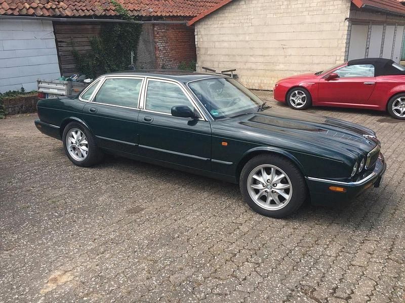 Grün Gebraucht 2000 Jaguar XJ8 Limousine | 11.400 € - Bild 1/4