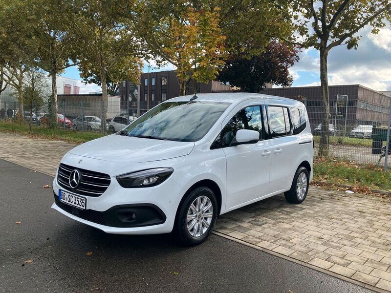 Weiß Gebraucht 2024 Mercedes 180 Edition Limousine | 35.990 € - Bild 1/4