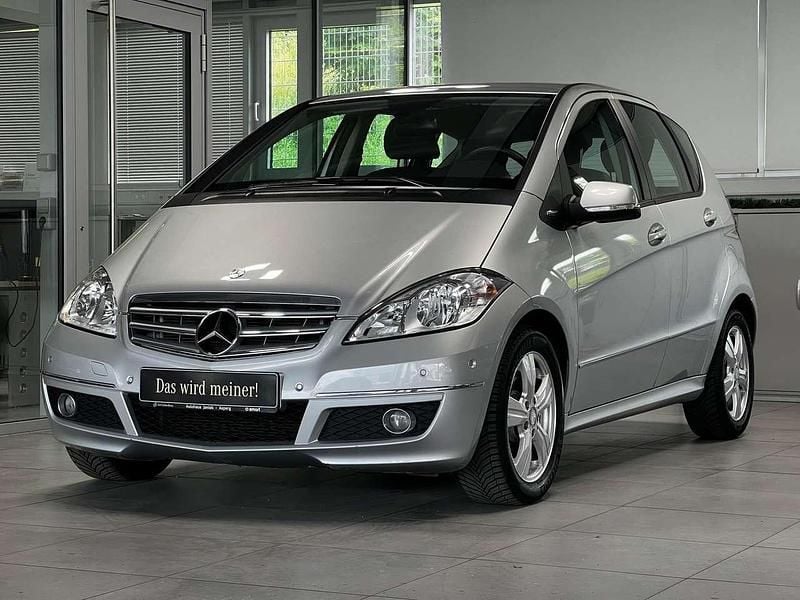 Silber Gebraucht 2012 Mercedes A180 Avantgarde Limousine | 14.650 € - Bild 1/3