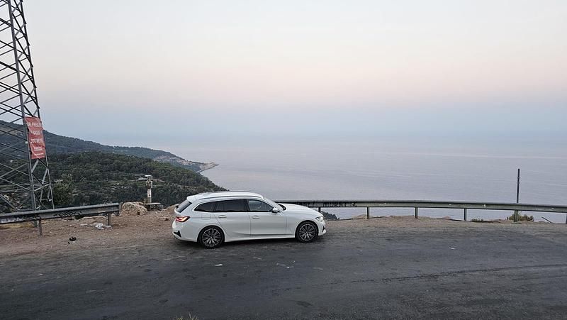 Weiß Gebraucht 2020 BMW 320e Kombi | 22.990 € (Fairer Preis) - Bild 1/4