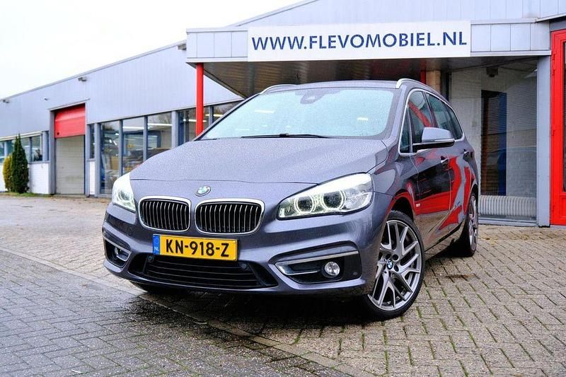 Grau Gebraucht 2016 BMW 220 Gran Tourer Sport Line Van / Kleinbus | 15.450 € (Etwas zu teuer) - Bild 1/4