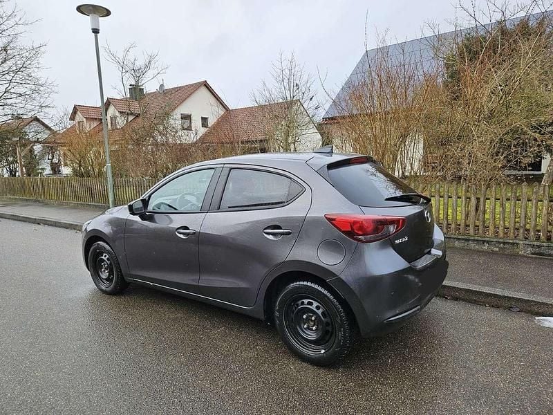 Grau Gebraucht 2022 Mazda 2 Kizoku Kleinwagen | 15.500 € (Guter Preis) - Bild 1/4