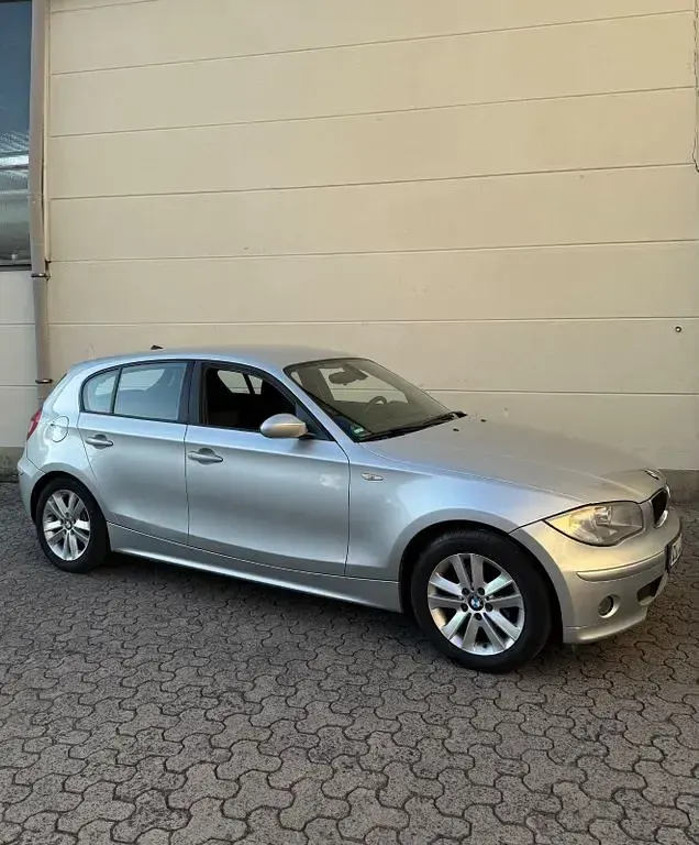 Gebraucht BMW 118 122 PS (89 kW) 2006 Silber Kleinwagen