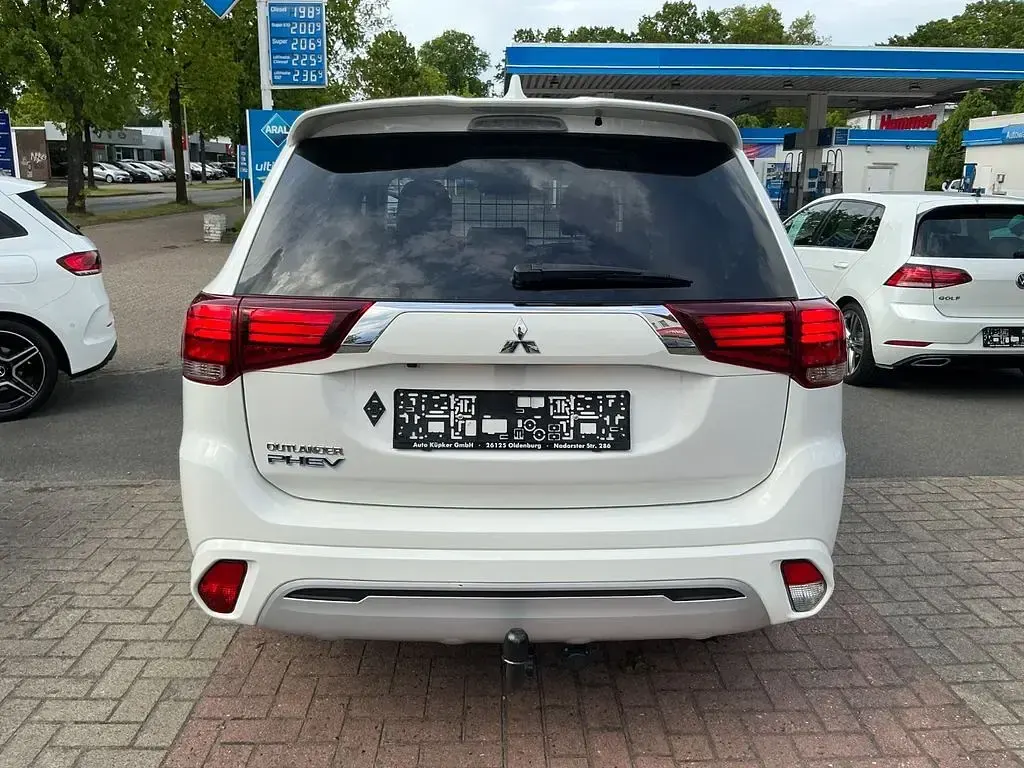 Gebraucht Mitsubishi Outlander P-HEV Basis 135 PS (99 kW) 2021 Weiß SUV