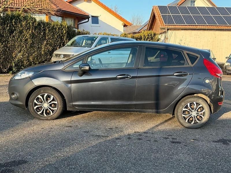 Gebraucht Ford Fiesta 90 PS (66 kW) 2010 Grau Kleinwagen