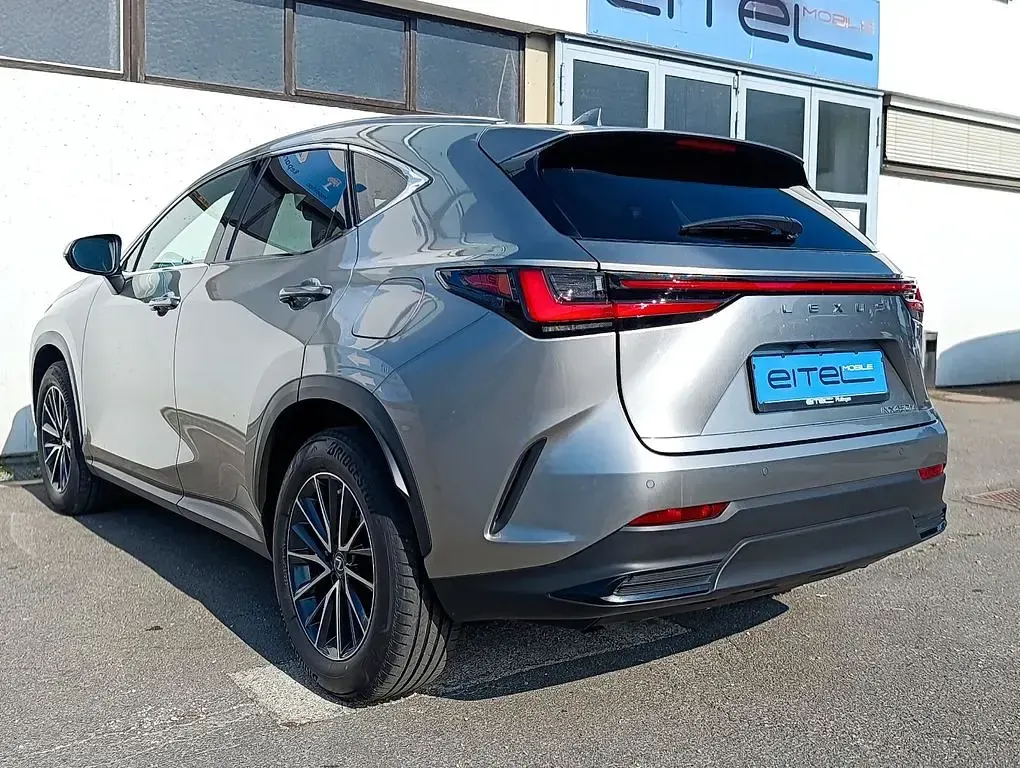Gebraucht Lexus NX450h+ E-FOUR 309 PS (227 kW) 2022 Atomic silver (metallic) SUV