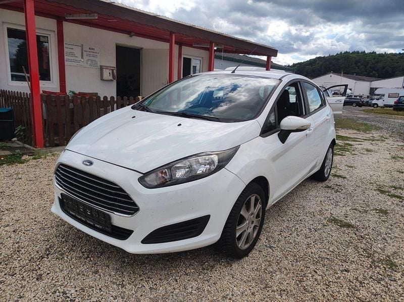Weiß Gebraucht 2014 Ford Fiesta Trend Kleinwagen | 2.499 € (Superpreis) - Bild 1/4