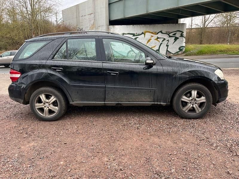 Gebraucht Mercedes ML320 224 PS (164 kW) 2006 Schwarz SUV