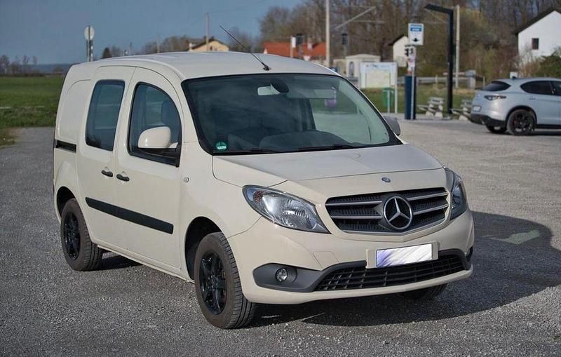 Beige Gebraucht 2016 Mercedes Citan 111 Van | 9.500 € (Guter Preis) - Bild 1/4