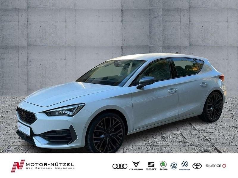 "candy" weiss Gebraucht 2023 Cupra Leon Limousine | 29.730 € (Fairer Preis) - Bild 1/4