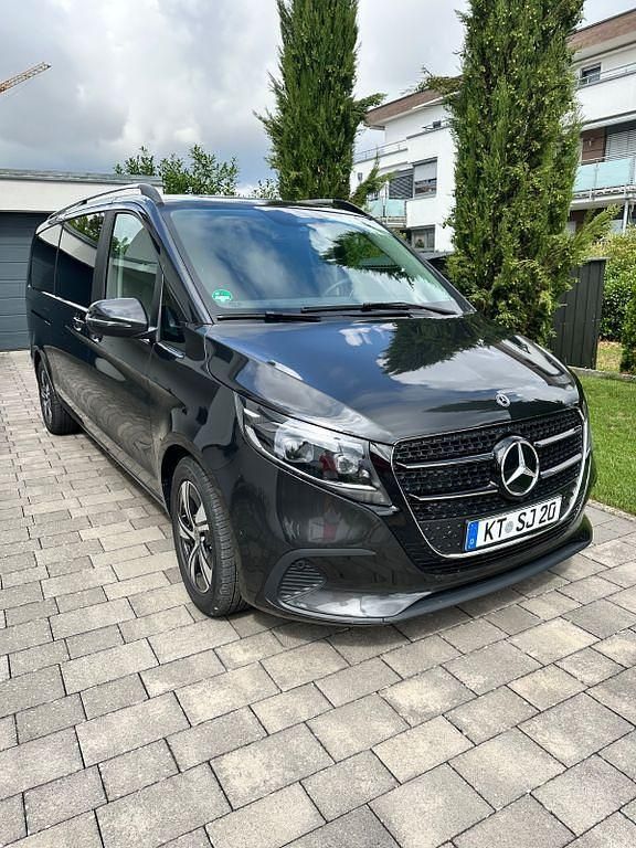 Grau Gebraucht 2024 Mercedes V250 Style Van / Kleinbus | 64.900 € (Etwas zu teuer) - Bild 1/4