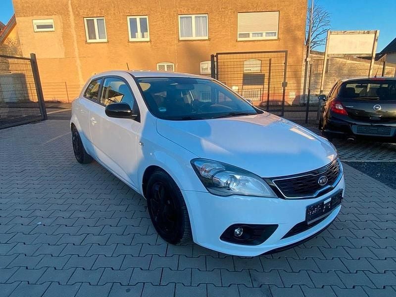 Gebraucht Kia Ceed 105 PS (77 kW) 2012 Weiß Kleinwagen