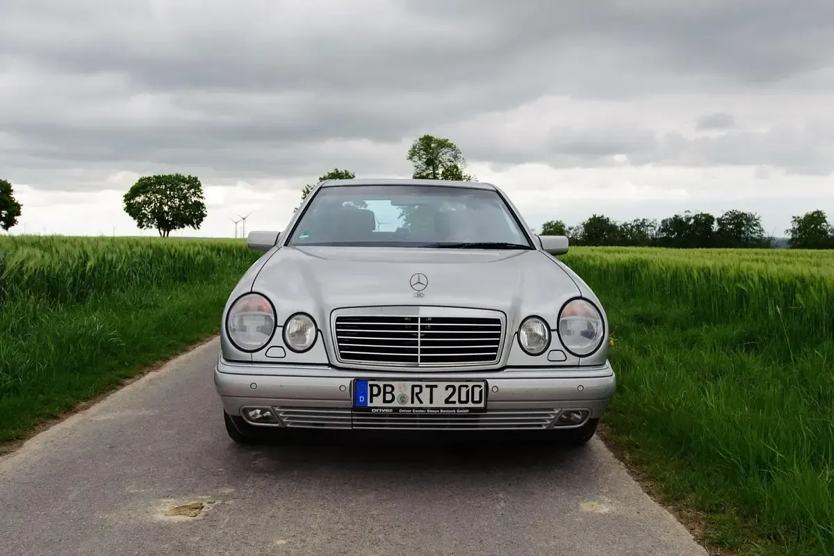 Gebraucht Mercedes E280 204 PS (150 kW) 1998 Silber Limousine
