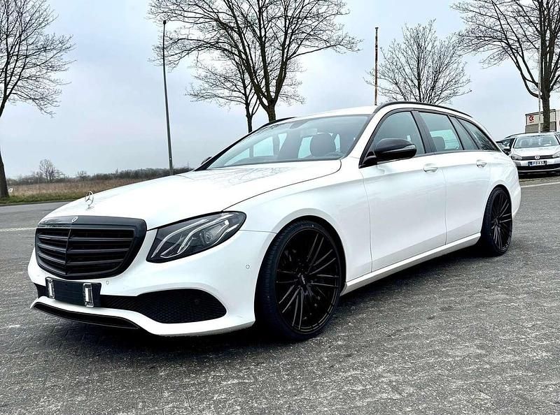 Weiß Gebraucht 2017 Mercedes E220 Night Kombi | 19.900 € (Fairer Preis) - Bild 1/4