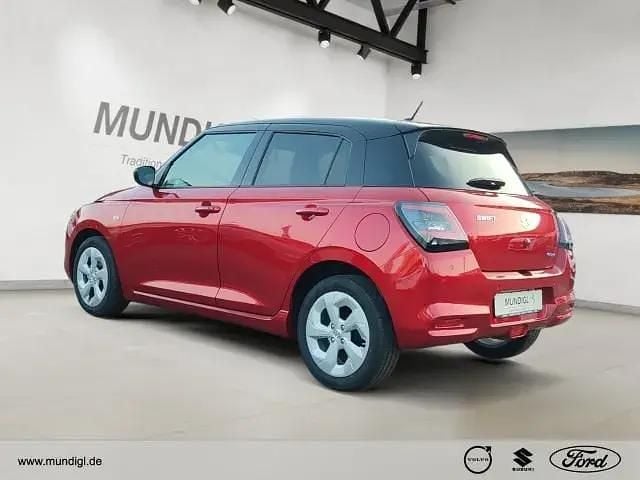 Neu Suzuki Swift Comfort 83 PS (61 kW) 2025 Burning red/super black pearl (rot) Kleinwagen