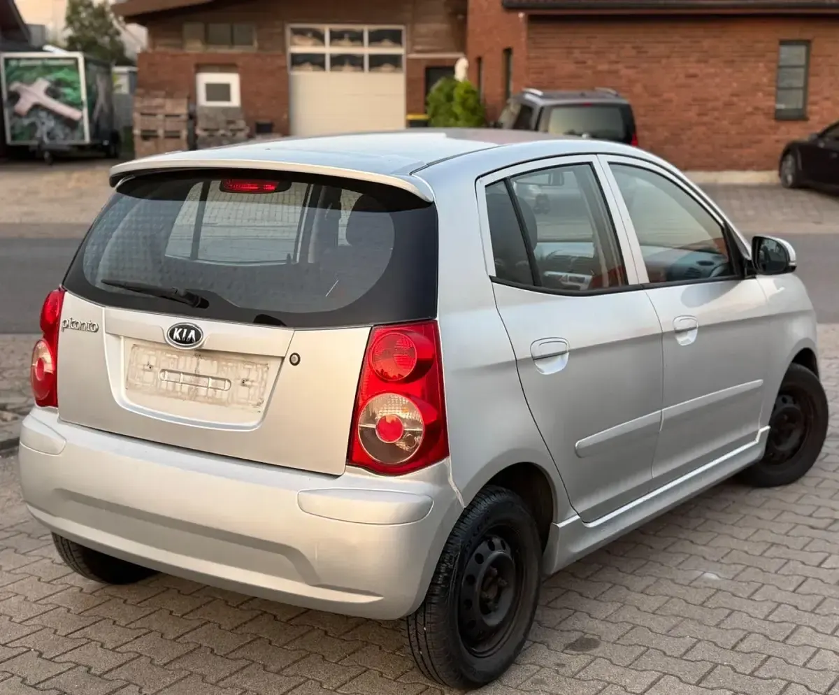Gebraucht Kia Picanto Spirit 65 PS (47 kW) 2010 Silber Kleinwagen