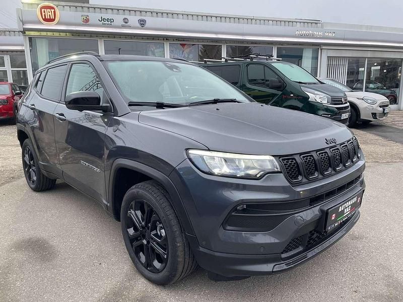 Neu Jeep Compass North 131 PS (96 kW) 2025 Graphite grey metallic SUV