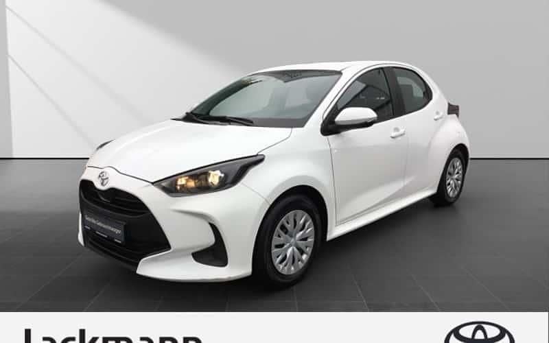 Weiß Gebraucht 2023 Toyota Yaris Comfort Limousine | 15.690 € (Fairer Preis) - Bild 1/4