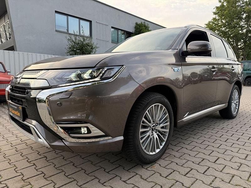 Braun Gebraucht 2019 Mitsubishi Outlander P-HEV Edition SUV | 19.990 € (Guter Preis) - Bild 1/4