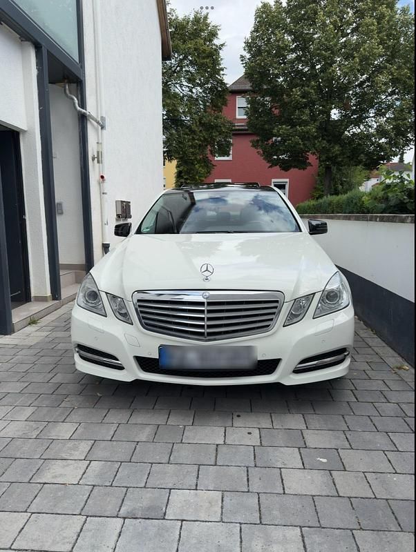 Weiß Gebraucht 2011 Mercedes E200 Avantgarde Limousine | 11.500 € (Fairer Preis) - Bild 1/4