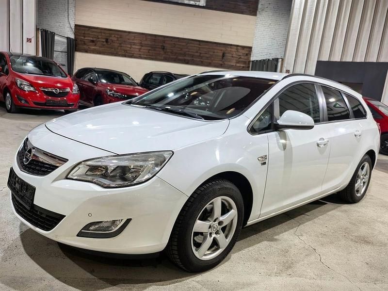Gebraucht Opel Astra 140 PS (102 kW) 2012 Weiß Kombi