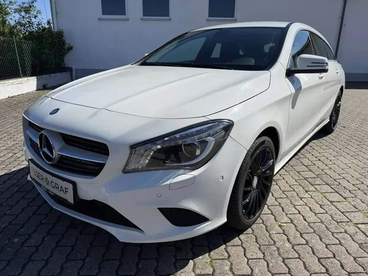 Gebraucht Mercedes CLA180 122 PS (89 kW) 2016 Calcitweiss Limousine