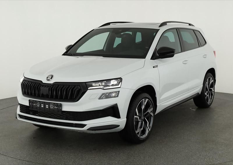 Moon weiß perleffekt Neu 2025 Skoda Karoq SportLine SUV | 41.495 € (Fairer Preis) - Bild 1/4