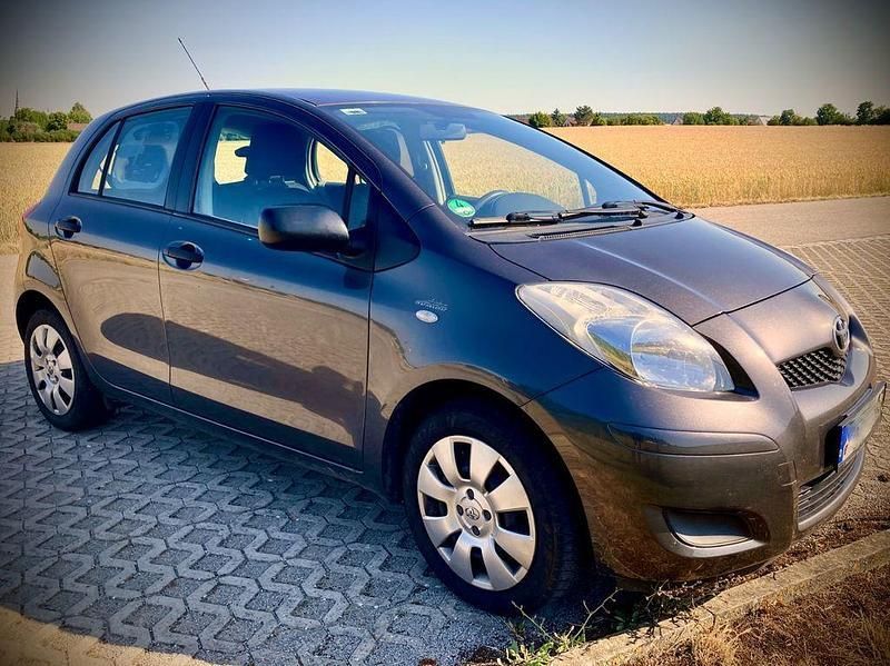 Grau Gebraucht 2011 Toyota Yaris Cool Limousine | 3.190 € (Fairer Preis) - Bild 1/4