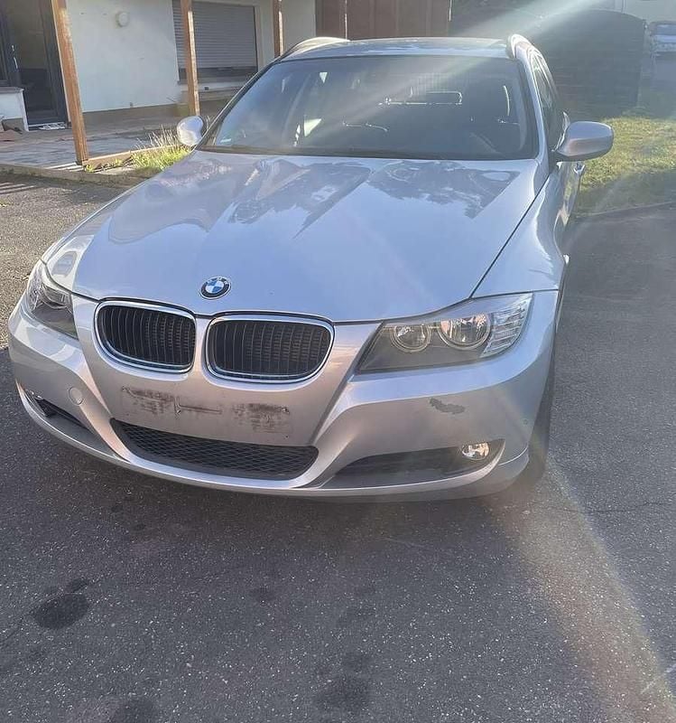 Grau Gebraucht 2012 BMW 318 Kombi | 3.690 € (Superpreis) - Bild 1/4
