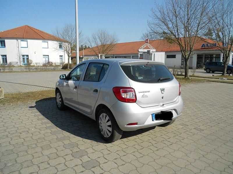 Silber Gebraucht 2015 Dacia Sandero Limousine | 6.500 € - Bild 1/4