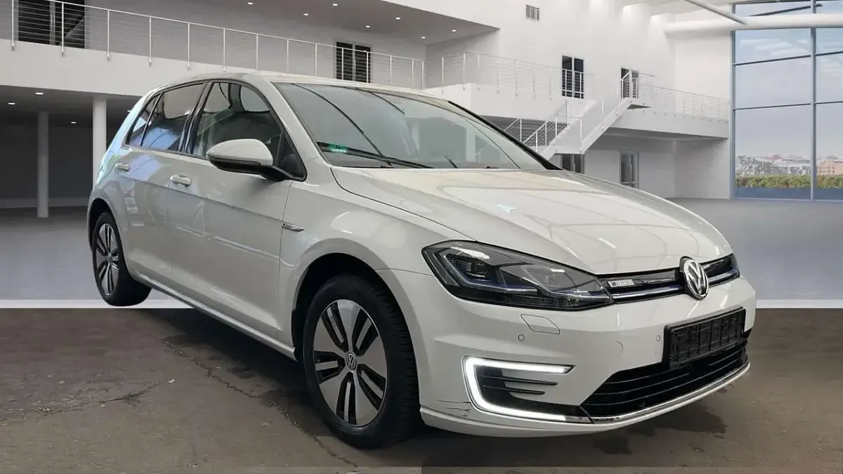 Gebraucht VW e-Golf 100 kW (136 PS) 2020 Pure white Kleinwagen