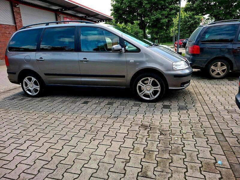 Grau Gebraucht 2009 Seat Alhambra Van / Kleinbus | 8.399 € - Bild 1/4