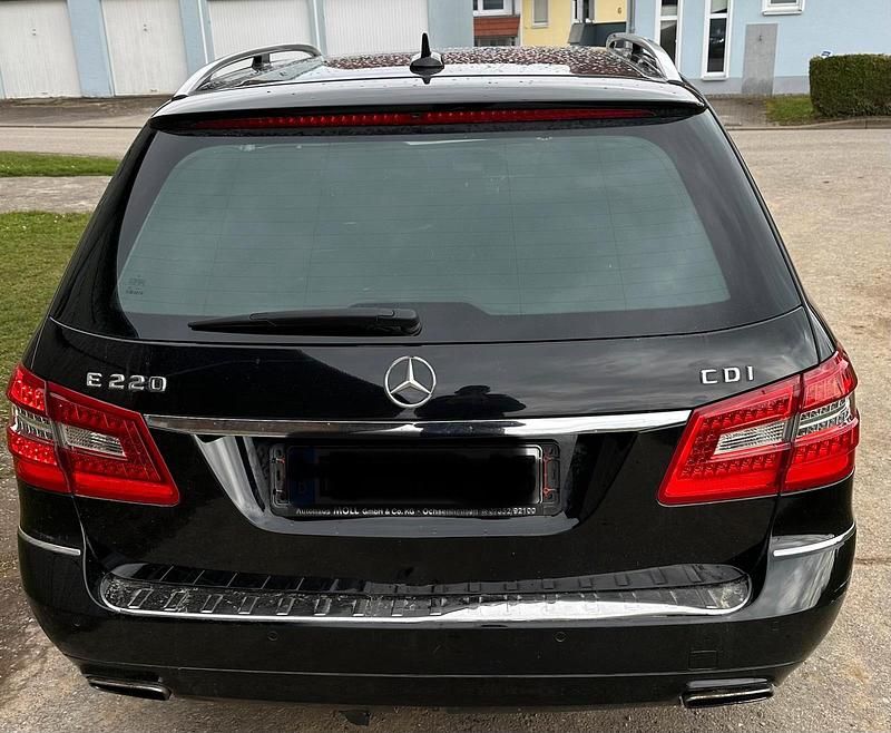 Gebraucht Mercedes E220 Avantgarde 170 PS (125 kW) 2011 Schwarz Kombi