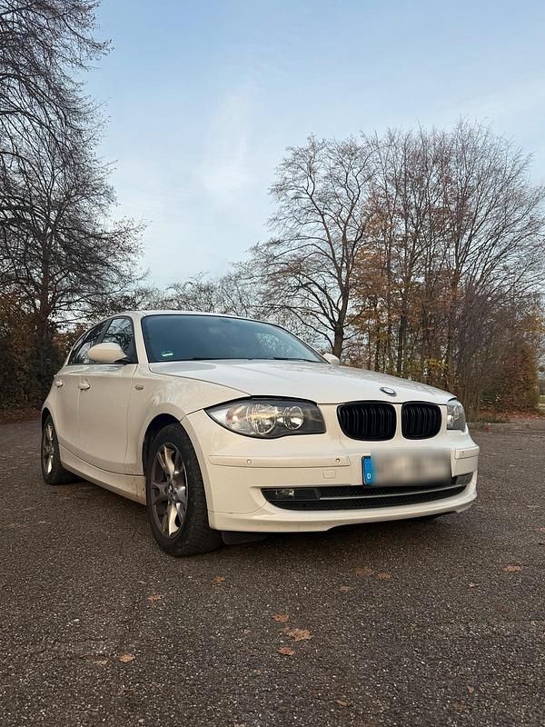 Weiß Gebraucht 2008 BMW 118 Kleinwagen | 6.200 € (Teuer) - Bild 1/4