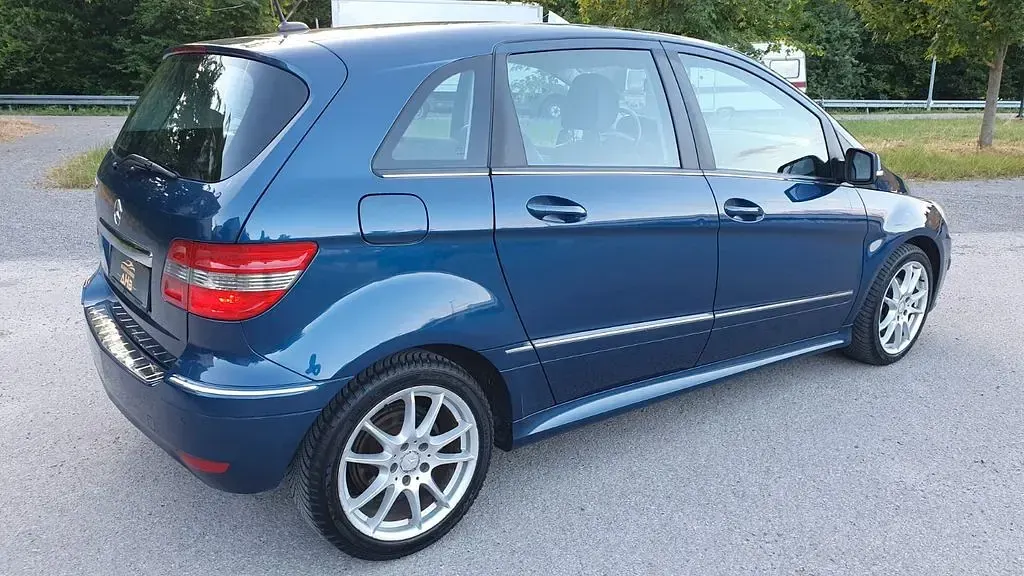 Gebraucht Mercedes B200 140 PS (102 kW) 2010 Blau Van / Kleinbus