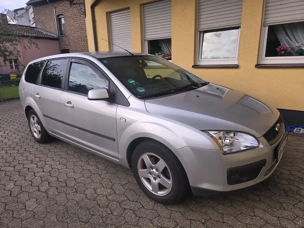 Gebraucht Ford Focus 108 PS (79 kW) 2006 Grau Kombi